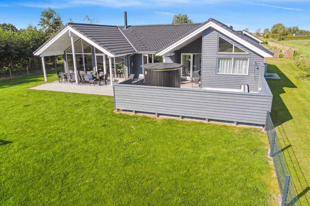 Dette lekre huset med svømmebasseng, nr. 522, med plass til 14 personer, ligger i Lolland/Falster/Møn