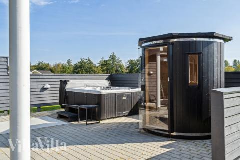 Nyt varmen i boblebadet i luksushus nr. 522 i Lolland/Falster/Møn