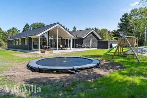 Dette lekre huset med svømmebasseng, nr. 498, med plass til 18 personer, ligger i Vestjylland