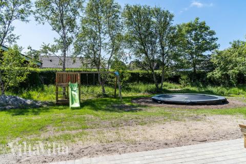 I det attraktive feriehuset nr. 498 i Vestjylland finnes det mengder av utendørsaktiviteter, som leketårn og huskestativ.