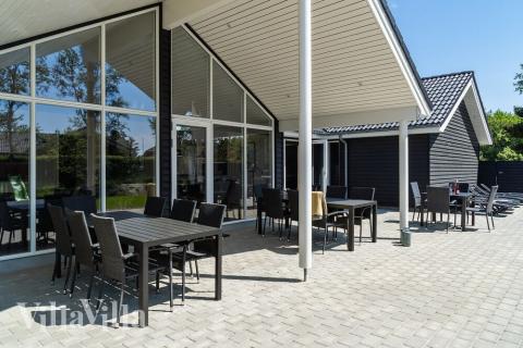 På terrassen i feriehus nr. 498 er det plass til 18 personer.