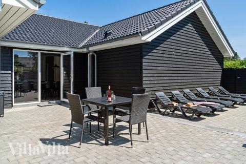 Nyt en grillkveld på terrassen i luksushus nr. 498 i Vestjylland