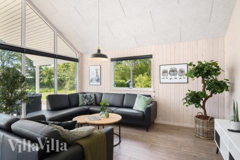 Det er god plass til hygge i feriehusets sofagruppe under oppholdet i luksushus nr. 498