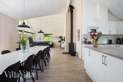 Det er plass til 18 personer i det store lyse oppholdsrommet i luksushus nr. 498.