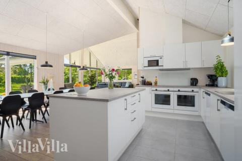 Kjøkkenet i luksushus nr. 498 er fullt utstyrt så dere lett kan lage mat til 18 personer.