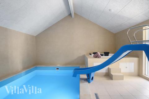 Det flotte bassenget i luksushus nr. 498 til 18 personer