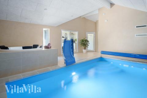 Feriehus 498 har et flott basseng med sklie, et stort innebygd boblebad og en badstue