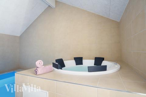Nyt varmen i boblebadet i luksushus nr. 498 i Vestjylland