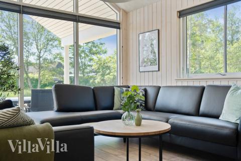 Sofaen i luksushus nr. 498 i Vestjylland er perfekt for å hygge seg med et brettspill eller se en film sammen.