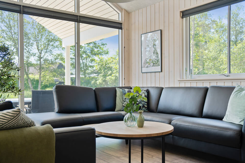 Sofaen i luksushus nr. 498 i Vestjylland er perfekt for å hygge seg med et brettspill eller se en film sammen.