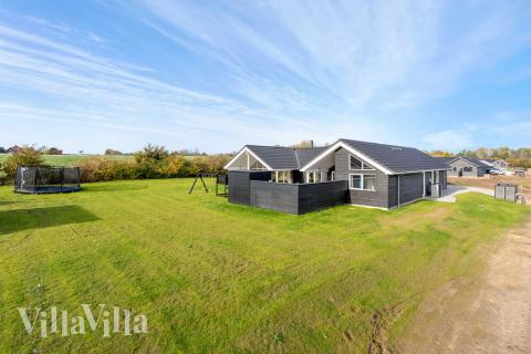 Dette lekre huset med svømmebasseng, nr. 521, med plass til 16 personer, ligger i Sydjylland