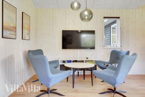 Det er god plass til hygge i feriehusets sofagruppe under oppholdet i luksushus nr. 521