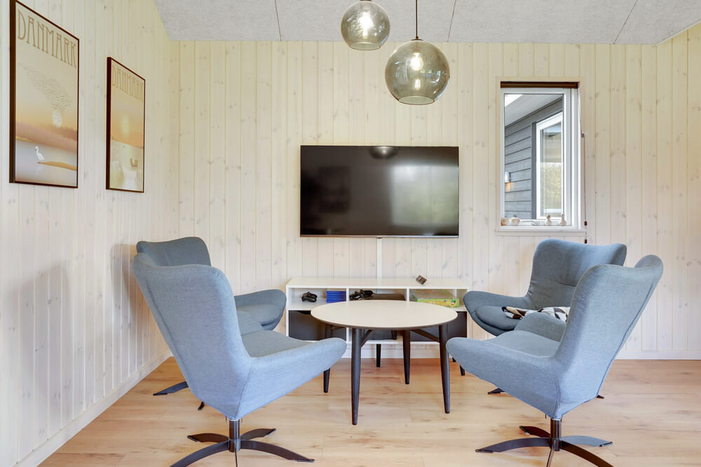 Det er god plass til hygge i feriehusets sofagruppe under oppholdet i luksushus nr. 521