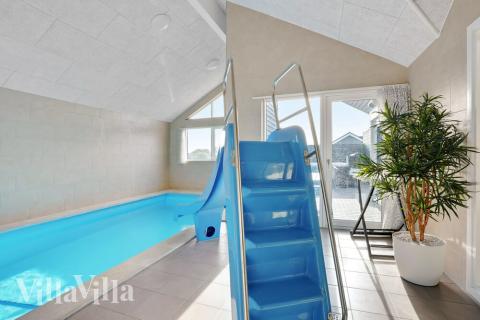 Feriehus 521 har et flott basseng med sklie, et stort innebygd boblebad og en badstue