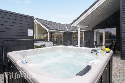 Nyt varmen i boblebadet i luksushus nr. 521 i Sydjylland