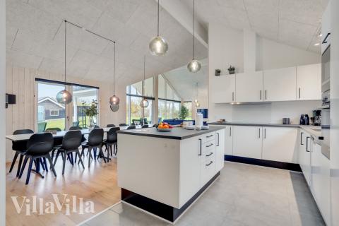 Kjøkkenet i luksushus nr. 521 i Sydjylland er godt innrettet.