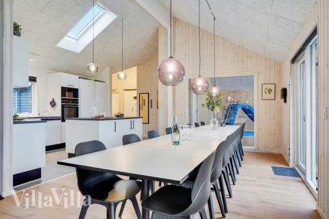 Det er plass til 16 personer i det store lyse oppholdsrommet i luksushus nr. 521.