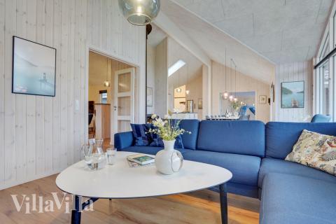 Sofaen i luksushus nr. 521 i Sydjylland er perfekt for å hygge seg med et brettspill eller se en film sammen.