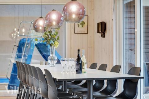 Det er god plass til at 16 personer sitter sammen i feriehusets oppholdsrom under et besøk i luksushus 521 i Sydjylland.