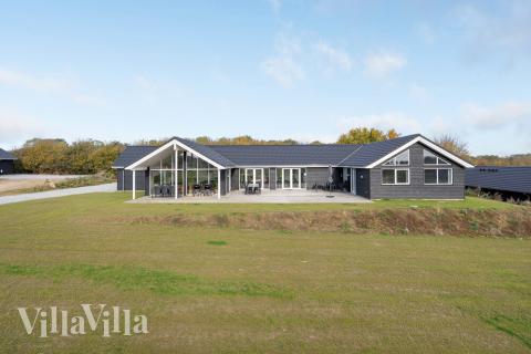 Dette lekre huset med svømmebasseng, nr. 496, med plass til 26 personer, ligger i Sydjylland