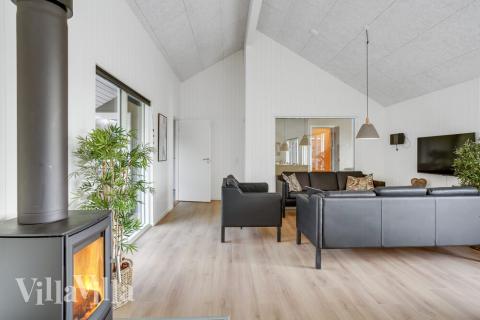 Det er god plass til hygge i feriehusets sofagruppe under oppholdet i luksushus nr. 496