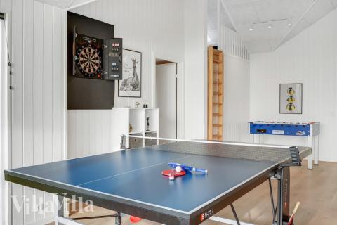 Konkurrer i feriehusets aktivitetsrom når dere besøker luksushus nr. 496 i Sydjylland.