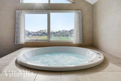 Nyt varmen i boblebadet i luksushus nr. 496 i Sydjylland