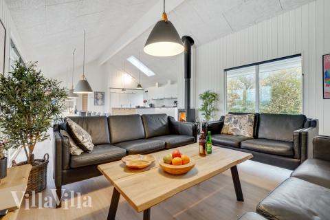 Sofaen i luksushus nr. 496 i Sydjylland er perfekt for å hygge seg med et brettspill eller se en film sammen.