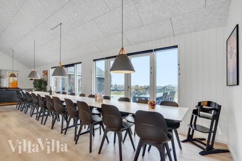 Det er plass til 26 personer i det store lyse oppholdsrommet i luksushus nr. 496.