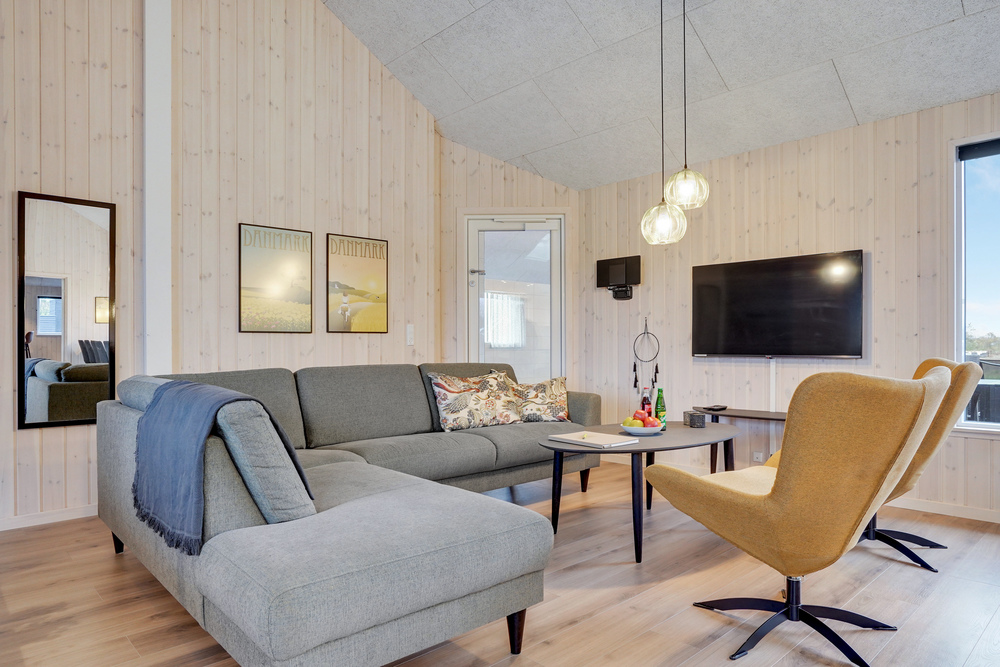 Sofaen i luksushus nr. 508 i Sydjylland er perfekt for å hygge seg med et brettspill eller se en film sammen.
