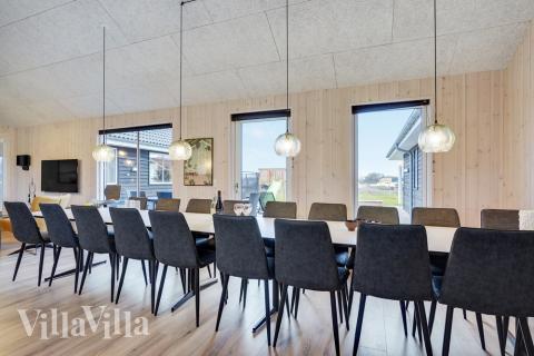 Det er plass til 20 personer i det store lyse oppholdsrommet i luksushus nr. 508.