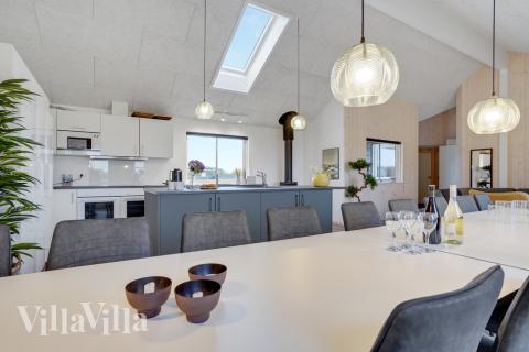 Det er god plass til at 20 personer sitter sammen i feriehusets oppholdsrom under et besøk i luksushus 508 i Sydjylland.