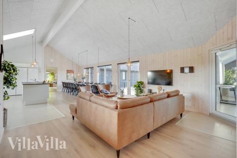 Det er god plass til hygge i feriehusets sofagruppe under oppholdet i luksushus nr. 499