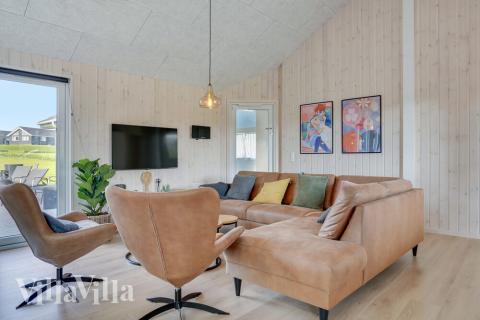 Sofaen i luksushus nr. 499 i Sydjylland er perfekt for å hygge seg med et brettspill eller se en film sammen.