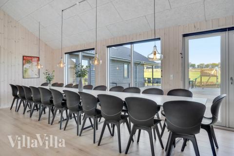 Det er plass til 24 personer i det store lyse oppholdsrommet i luksushus nr. 499.