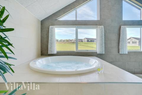 Nyt varmen i boblebadet i luksushus nr. 499 i Sydjylland