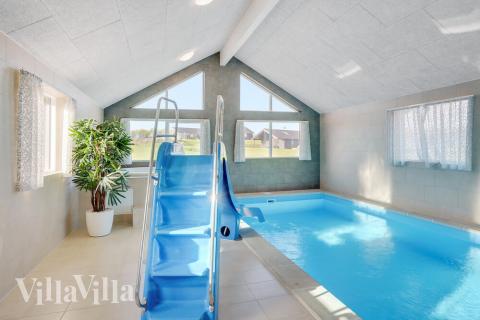 Feriehus 499 har et flott basseng med sklie, et stort innebygd boblebad og en badstue