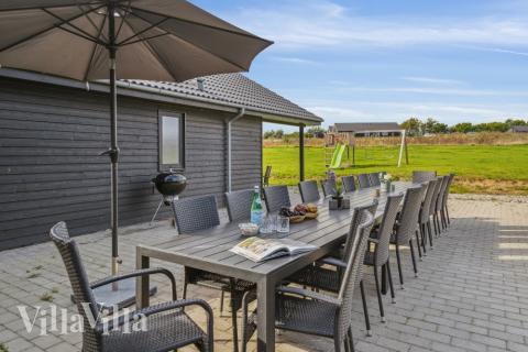 Nyt en grillkveld på terrassen i luksushus nr. 499 i Sydjylland