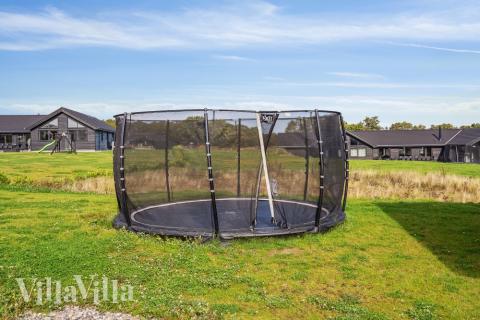 I det attraktive feriehuset nr. 499 i Sydjylland finnes det mengder av utendørsaktiviteter, som leketårn og huskestativ.