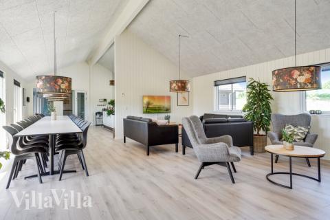 Det er plass til 30 personer i det store lyse oppholdsrommet i luksushus nr. 531.