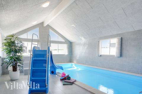 Feriehus 531 har et flott basseng med sklie, et stort innebygd boblebad og en badstue