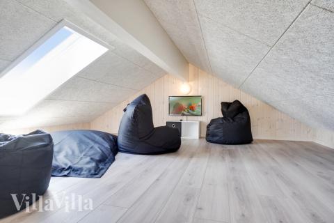 Noen av de 30 soveplassene i luksushus nr. 531 finnes på hems