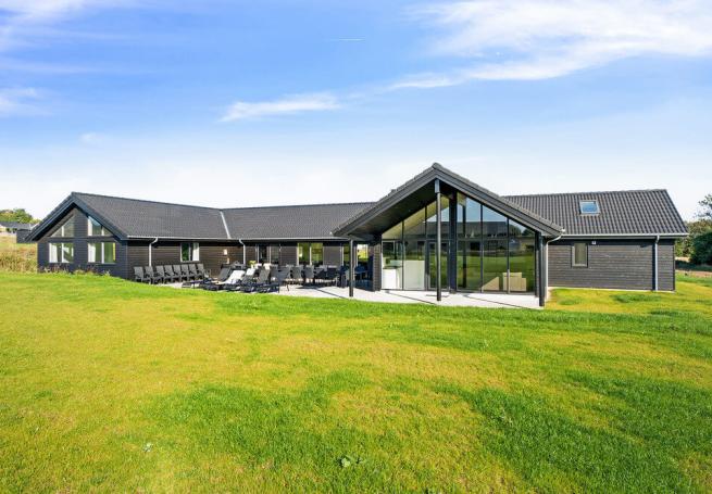 Dette lekre huset med svømmebasseng, nr. 531, med plass til 30 personer, ligger i Sydjylland