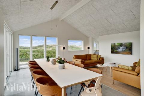 Det er god plass til at 10 personer sitter sammen i feriehusets oppholdsrom under et besøk i luksushus 514 i Nordjylland.