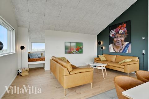 Sofaen i luksushus nr. 514 i Nordjylland er perfekt for å hygge seg med et brettspill eller se en film sammen.