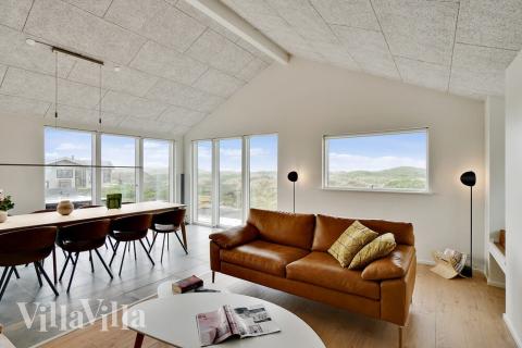 Det er plass til 10 personer i det store lyse oppholdsrommet i luksushus nr. 514.