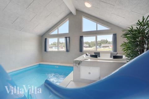 Det flotte bassenget i luksushus nr. 516 til 24 personer