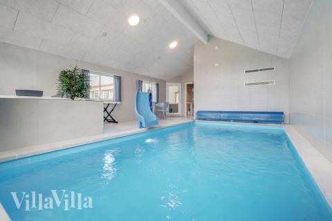 Feriehus 516 har et flott basseng med sklie, et stort innebygd boblebad og en badstue