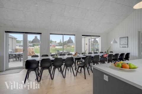 Det er plass til 24 personer i det store lyse oppholdsrommet i luksushus nr. 516.