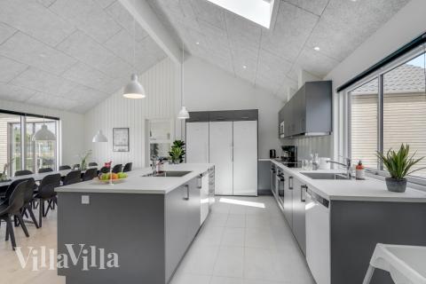 Kjøkkenet i luksushus nr. 516 er fullt utstyrt så dere lett kan lage mat til 24 personer.